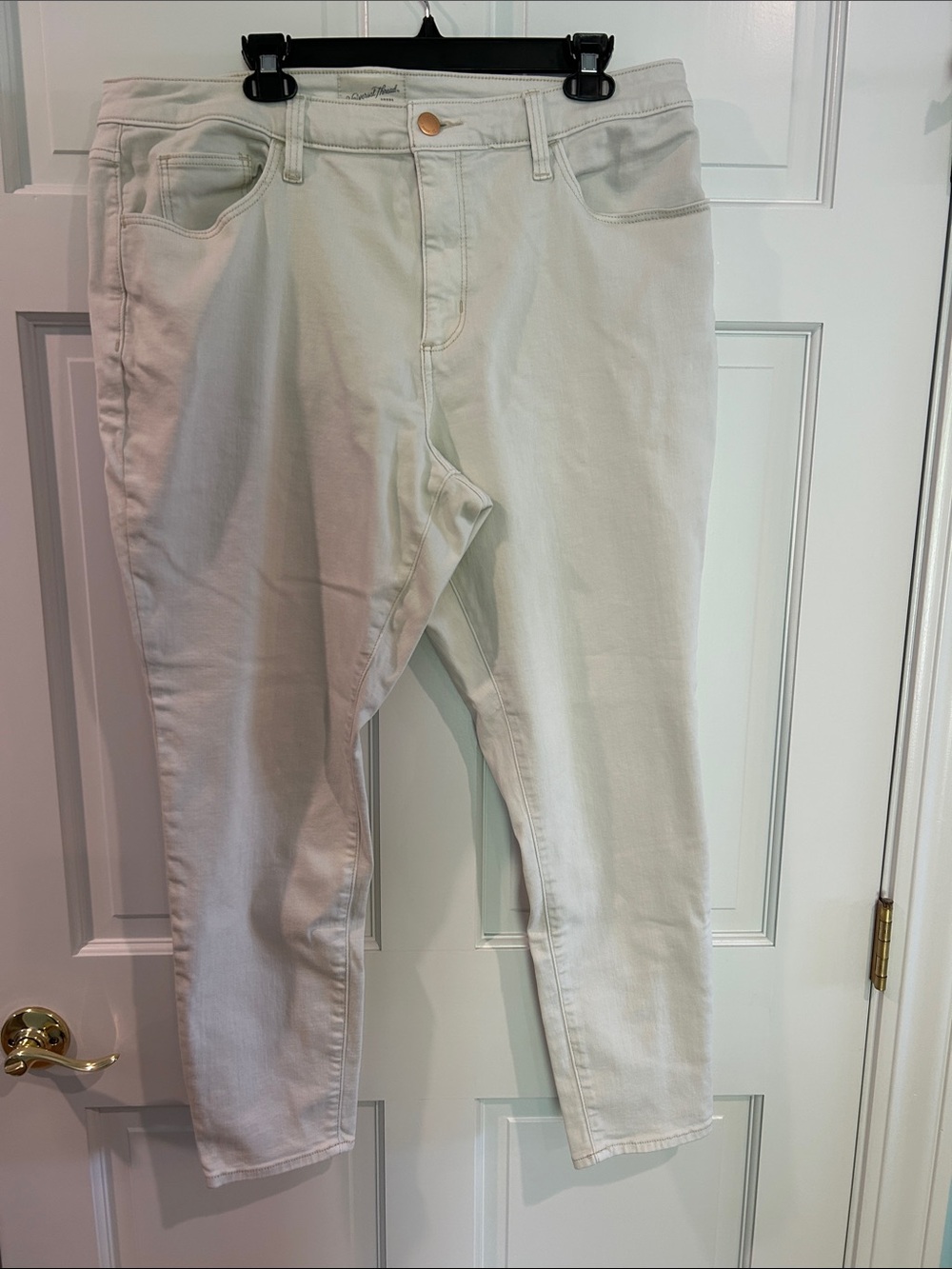 Universal Thread Off-White Cropped Ankle Jeans